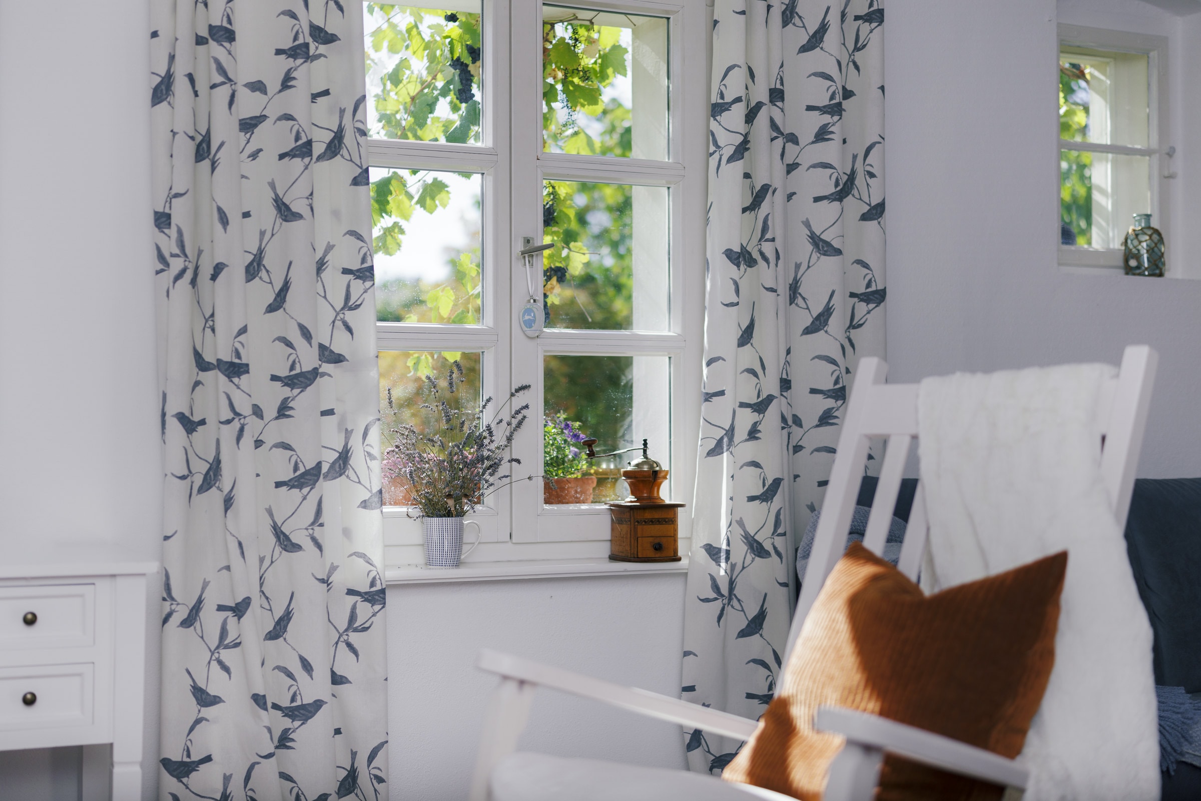 Schaukelstuhl am Fenster im Wohnzimmer